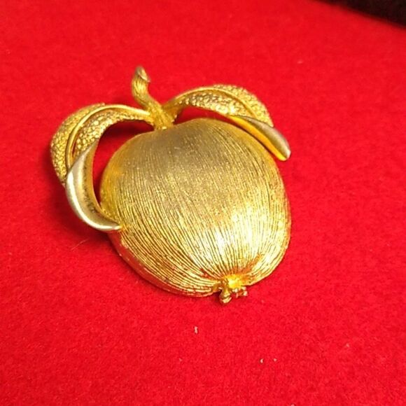 Sarah Coventry 1970 Apple/Pomegranate Gold Tone Metal Brooch Cottagecore - Picture 6 of 6